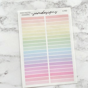 以下が含まれることがあります： パステルカラーのプランナーヘッダーのシート。ヘッダーは、ピンク、紫、青、緑、黄色など、さまざまな色の水平行に配置されています。「3MM PASTEL HEADERS」と「jemdesigns」の文字が左上に印刷されています。
