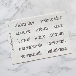 CLEAR Monat Stempel Schreibmaschinenschrift Aufkleber, Transparente Funktionale Planer Aufkleber, Monatliche Journaling Planer Aufkleber, Redate (C141)