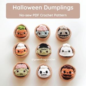 Puede incluir: Nueve dumplings de Halloween tejidos a ganchillo en cestas marrones individuales. Los personajes incluyen una calabaza, zombi, fantasma, caramelo de maíz, Frankenstein, calavera y otras criaturas. Texto: Halloween Dumplings No-sew PDF Crochet Pattern @greenfrog.crochet