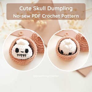 Puede incluir: Un patr&oacute;n de ganchillo titulado Cute Skull Dumpling No-sew PDF Crochet Pattern con dos im&aacute;genes circulares de una bola de masa de hilo blanco con cara de calavera negra y mejillas rosadas, dentro de una peque&ntilde;a cesta de ganchillo marr&oacute;n claro.