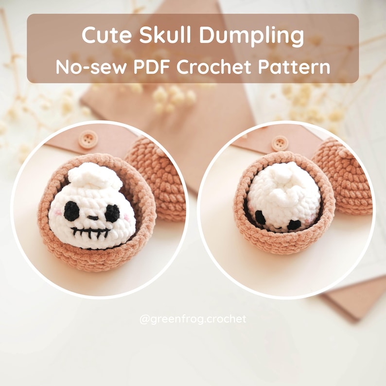 Puede incluir: Un patr&oacute;n de ganchillo titulado Cute Skull Dumpling No-sew PDF Crochet Pattern con dos im&aacute;genes circulares de una bola de masa de hilo blanco con cara de calavera negra y mejillas rosadas, dentro de una peque&ntilde;a cesta de ganchillo marr&oacute;n claro.