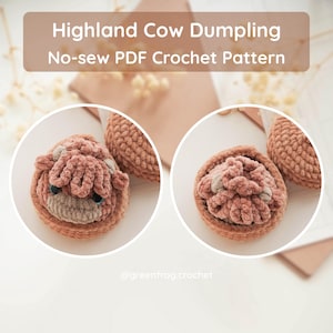 Pode incluir: Um boneco de croch&ecirc; em forma de bolinho de vaca Highland, com corpo de fio rosa empoeirado texturizado, chifres pequenos e olhos de seguran&ccedil;a escuros. O texto Highland Cow Dumpling No-sew PDF Crochet Pattern &eacute; exibido no topo.