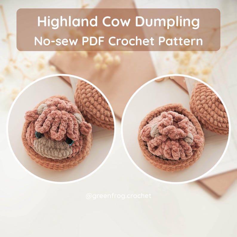 Pode incluir: Um boneco de croch&ecirc; em forma de bolinho de vaca Highland, com corpo de fio rosa empoeirado texturizado, chifres pequenos e olhos de seguran&ccedil;a escuros. O texto Highland Cow Dumpling No-sew PDF Crochet Pattern &eacute; exibido no topo.