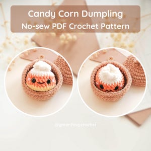 Puede incluir: Un patr&oacute;n de ganchillo titulado Candy Corn Dumpling No-sew PDF Crochet Pattern que muestra un peque&ntilde;o personaje de peluche de ma&iacute;z dulce con parte superior blanca, centro naranja y base amarilla, dentro de un cuenco de ganchillo marr&oacute;n claro.