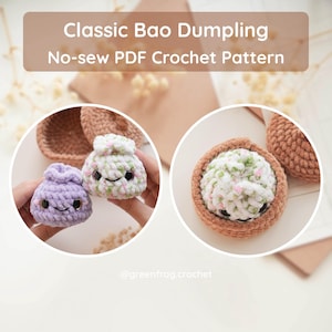 Pode incluir: Um padr&atilde;o de croch&ecirc; intitulado Classic Bao Dumpling No-sew PDF Crochet Pattern apresentando dois pequenos bolinhos de pel&uacute;cia com olhos pretos e sorrisos bordados. Um &eacute; roxo claro, o outro &eacute; branco com manchas verdes e rosas.