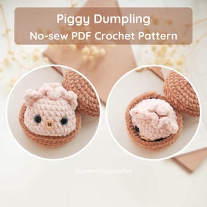 Pode incluir: Um padr&atilde;o de croch&ecirc; intitulado Piggy Dumpling No-sew PDF Crochet Pattern com duas imagens circulares de um bolinho de porquinho em croch&ecirc; rosa claro com olhos escuros e um pequeno bot&atilde;o de madeira como nariz, dentro de um recipiente marrom.