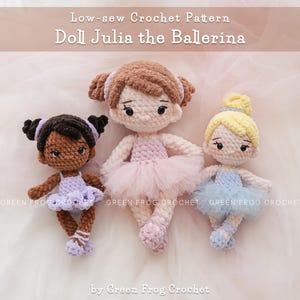 Puede incluir: Tres muñecas de bailarina de crochet. Una muñeca tiene piel morena y un tutú morado, una muñeca tiene piel clara y un tutú rosa, y una muñeca tiene piel clara y un tutú azul. Las muñecas llevan todas zapatos de crochet.
