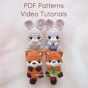 Pode incluir: Quatro bichos de pelúcia de crochê feitos à mão: dois coelhos cinzentos e duas raposas laranjas. Os coelhos têm orelhas internas rosa e as raposas têm rostos brancos. O texto "PDF Patterns Video Tutorials" está no topo.