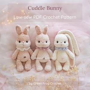 Puede incluir: Tres muñecos de conejo de ganchillo con textura de felpa. El de la izquierda es beige, el del centro rosa claro y el de la derecha es blanco con una oreja larga. Cada uno lleva un pequeño cuello con volantes. Texto: Cuddle Bunny Low-sew PDF Crochet Pattern.