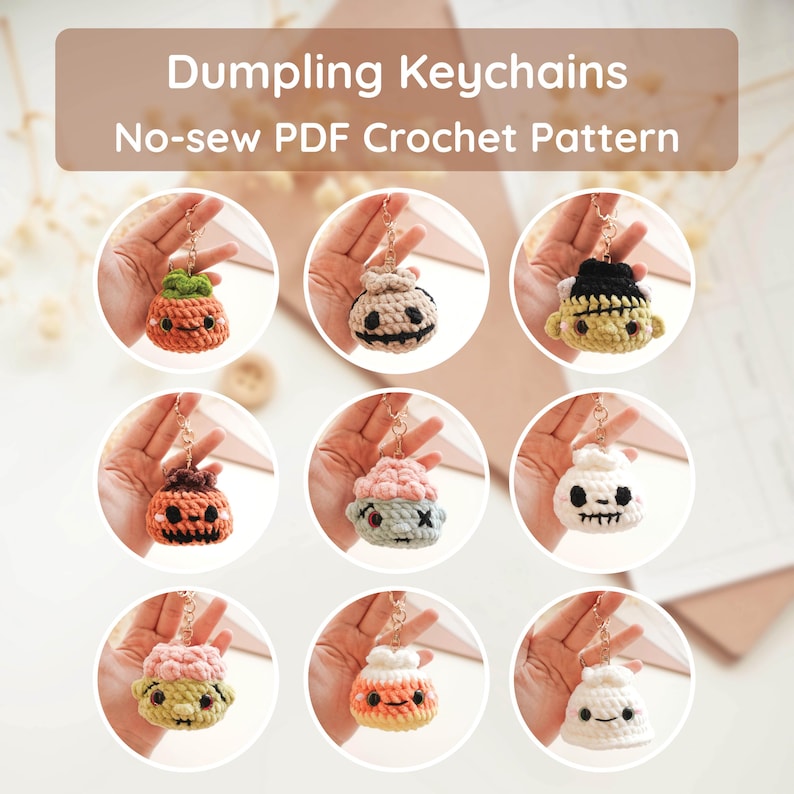 Puede incluir: Una colecci&oacute;n de nueve llaveros de alb&oacute;ndigas de ganchillo con varios dise&ntilde;os, incluyendo una calabaza, un fantasma, una calavera y personajes monstruosos. El texto dice Dumpling Keychains No-sew PDF Crochet Pattern. Cada llavero tiene una anilla.