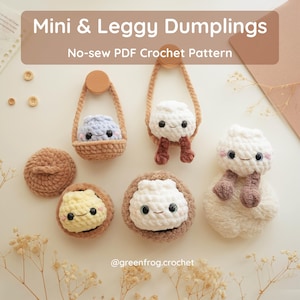 Op de afbeelding: Mini & Leggy Dumplings No-sew PDF Crochet Pattern. Verschillende kleine, zachte gehaakte knoedels met zwarte veiligheidsoogjes en roze wangen. Sommige zitten in kleine bruine gehaakte mandjes, andere hebben bungelende bruine beentjes.