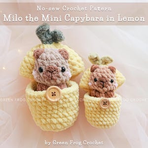 Pode incluir: Dois brinquedos de capivara de crochê em cestos amarelos em forma de limão. As capivaras são marrons e castanhas, com olhos pretos e detalhes de botões. O texto diz "Milo the Mini Capybara in Lemon" e "No-sew Crochet Pattern".