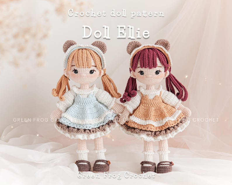 Peut inclure: Deux poup&eacute;es en crochet avec des oreilles d'ours brun, l'une avec des cheveux blonds et une robe bleue, l'autre avec des cheveux roux et une robe marron. Les poup&eacute;es sont debout sur une surface blanche avec le texte "Green Frog Crochet" en bas.