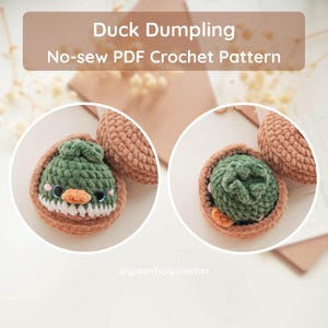 Pode incluir: Um padr&atilde;o de croch&ecirc; intitulado Duck Dumpling No-sew PDF Crochet Pattern. A imagem exibe duas vistas circulares de uma pequena figura de pel&uacute;cia verde, semelhante a um pato, aninhada dentro de um recipiente de fio bege e texturizado.