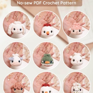 Pode incluir: Nove porta-chaves de croch&eacute; em forma de bolinho com v&aacute;rios desenhos de animais, incluindo um coelho, galinha, ovelha, vaca, pato e vaca das terras altas. O texto diz Dumpling Keychains No-sew PDF Crochet Pattern e greenfrog.crochet.
