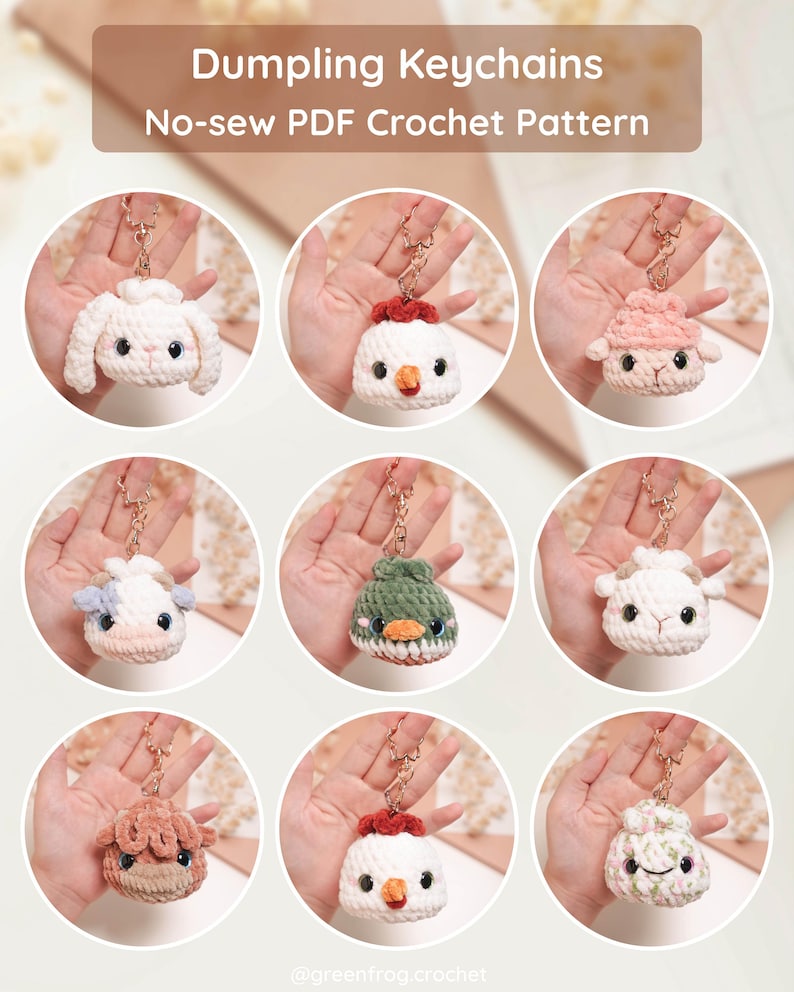 Pode incluir: Nove porta-chaves de croch&eacute; em forma de bolinho com v&aacute;rios desenhos de animais, incluindo um coelho, galinha, ovelha, vaca, pato e vaca das terras altas. O texto diz Dumpling Keychains No-sew PDF Crochet Pattern e greenfrog.crochet.