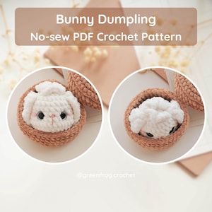 Pode incluir: Uma imagem digital com o texto Bunny Dumpling No-sew PDF Crochet Pattern e @greenfrog.crochet. Dois quadros circulares mostram uma pequena figura de coelho em croch&ecirc; branco com olhos pretos dentro de uma pe&ccedil;a de croch&ecirc; marrom em forma de tigela.