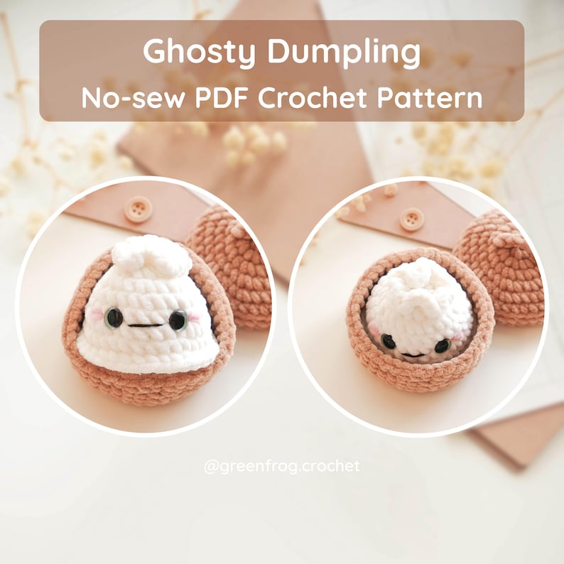 Puede incluir: Un patr&oacute;n de ganchillo titulado Ghosty Dumpling No-sew PDF Crochet Pattern que muestra una bola de masa blanca con forma de fantasma, ojos negros y mejillas rosadas, dentro de un cuenco de ganchillo marr&oacute;n. El texto @greenfrog.crochet es visible.