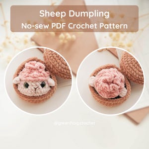 Pode incluir: Um padr&atilde;o de croch&ecirc; intitulado Sheep Dumpling No-sew PDF Crochet Pattern apresentando duas imagens circulares de um pequeno personagem de ovelha de pel&uacute;cia dentro de um recipiente de croch&ecirc; marrom em forma de tigela. A ovelha tem l&atilde; rosa.