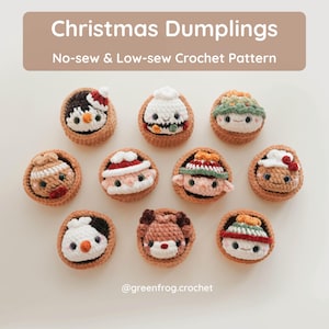 Può includere: Dieci piccole figure rotonde all'uncinetto che ricordano dei ravioli, ognuna con un volto di personaggio a tema natalizio, tra cui un Babbo Natale, una renna e un elfo. Il testo recita Christmas Dumplings No-sew & Low-sew Crochet Pattern e @greenfrog.crochet.