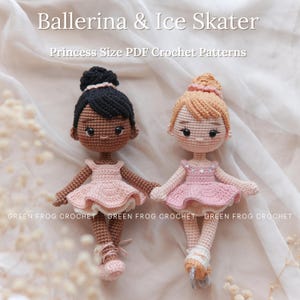 Pode incluir: Imagem de duas bonecas de crochê, uma bailarina e uma patinadora. A bailarina tem cabelo preto e um vestido rosa, enquanto a patinadora tem cabelo loiro e um vestido rosa. O texto "Ballerina & Ice Skater" e "Princess Size PDF Crochet Patterns" está presente.