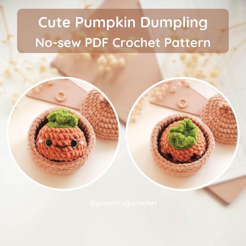 Puede incluir: Un patr&oacute;n de ganchillo titulado Cute Pumpkin Dumpling No-sew PDF Crochet Pattern con dos im&aacute;genes circulares de una peque&ntilde;a calabaza naranja con un tallo verde dentro de un cuenco de ganchillo marr&oacute;n claro. El texto @greenfrog.crochet est&aacute; abajo.
