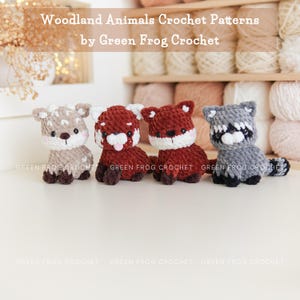 Pode incluir: Quatro figuras de animais da floresta de crochê: um veado, um panda vermelho, uma raposa e um guaxinim. As figuras são em tons de marrom, vermelho e cinza, com detalhes em branco. O texto "Woodland Animals Crochet Patterns by Green Frog Crochet" está no topo.