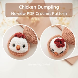 Pode incluir: Um padr&atilde;o de croch&ecirc; em PDF sem costura intitulado Chicken Dumpling. A imagem mostra dois objetos circulares de croch&ecirc; com uma cabe&ccedil;a de galinha branca, uma crista vermelha e um bico laranja, dentro de um recipiente castanho texturizado.