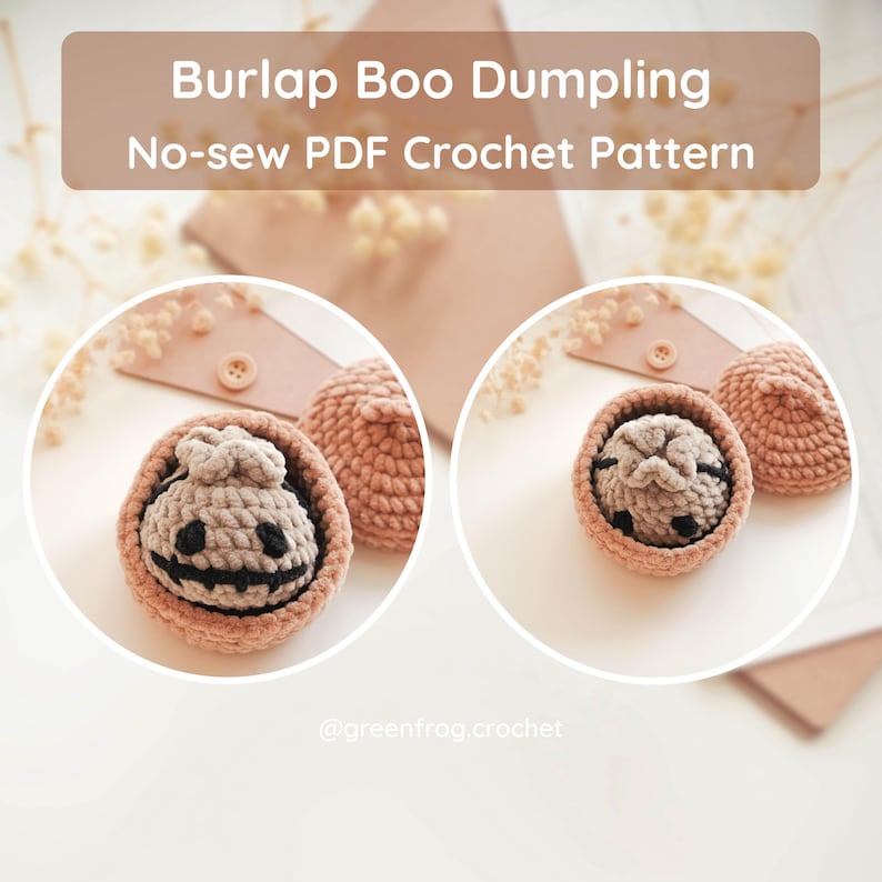 Puede incluir: Un patr&oacute;n de ganchillo titulado Burlap Boo Dumpling No-sew PDF Crochet Pattern que muestra dos im&aacute;genes circulares de un peque&ntilde;o personaje de bola de masa fantasmag&oacute;rico beige con ojos y boca cosidos en negro, dentro de una concha de ganchillo marr&oacute;n claro.