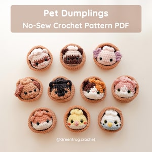 Puede incluir: Diez pequeñas figuras redondas de ganchillo que parecen animales dentro de cestas de hilo marrón. El texto dice Pet Dumplings No-Sew Crochet Pattern PDF y @greenfrog.crochet. Cada figura tiene ojos negros y colores distintos como rosa, marrón, blanco y amarillo.
