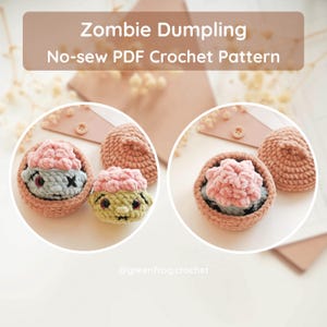 Puede incluir: Un patr&oacute;n de ganchillo en PDF digital titulado Zombie Dumpling No-sew PDF Crochet Pattern. La imagen muestra dos marcos circulares con peque&ntilde;as figuras de ganchillo en forma de bola de masa con partes superiores rosas y cuerpos azul claro o verde.
