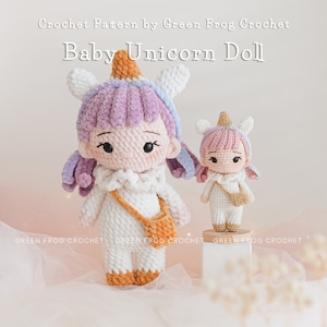 Puede incluir: Patr&oacute;n de crochet para una mu&ntilde;eca de unicornio beb&eacute;. La mu&ntilde;eca es rosa y blanca con una melena y cola moradas. La mu&ntilde;eca lleva una peque&ntilde;a bolsa blanca con una correa marr&oacute;n.