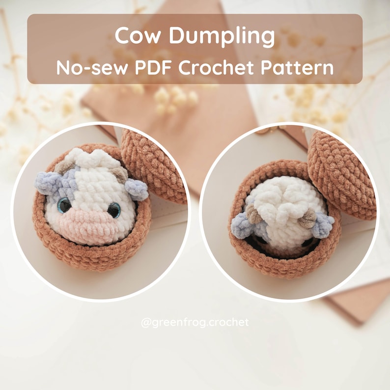 Pode incluir: Um padr&atilde;o de croch&ecirc; intitulado Cow Dumpling No-sew PDF Crochet Pattern apresentando uma pequena vaca de pel&uacute;cia branca e azul clara com olhos escuros dentro de um recipiente de croch&ecirc; redondo, marrom e texturizado, com @greenfrog.crochet.