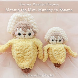 Könnte beinhalten: Zwei gehäkelte Affenpuppen in Bananenkostümen. Die Puppen sind gelb, mit braunen und cremefarbenen Details. Der Text auf dem Bild lautet "No-sew Crochet Pattern Monnie the Mini Monkey in Banana" und "by Green Frog Crochet."
