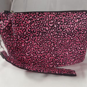 12BC - Clutch com estampa de leopardo rosa escuro, grande - @ 8 1/2" x 5 1/2", acolchoada, de pé, algodão, alça removível, MJSEWS2