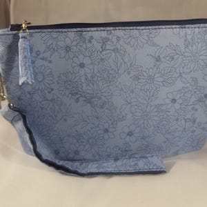 4BC - Clutch com flores de contorno azul, grande - @ 8 1/2"x 5 1/2", acolchoada, de pé, algodão, alça removível, MJSEWS2