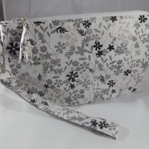 7BC - flores pretas e cinzas em bolsa branca, grande - @ 8 1/2"x 5 1/2", acolchoada, de pé, algodão, alça removível, MJSEWS2