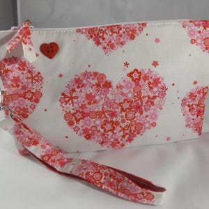 11BC - Big Hearts on white Clutch, grande - @ 8 1/2"x 5 1/2", acolchoada, de pé, algodão, alça removível, MJSEWS2