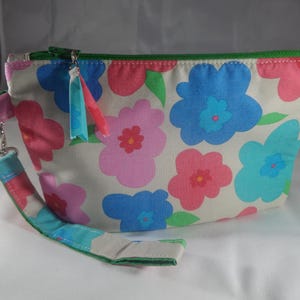 15BC - Grande bolsa de mão com flores rosa e azul, grande - @ 8 1/2" x 5 1/2", acolchoada, de pé, algodão, alça removível, MJSEWS2