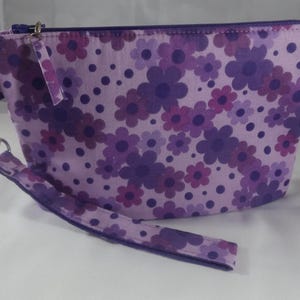 13BC - Flores roxas em bolsa roxa, grande - @ 8 1/2"x 5 1/2", acolchoada, de pé, algodão, alça removível, MJSEWS2
