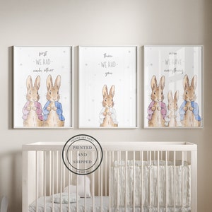 K&ouml;nnte beinhalten: Drei Aquarell-Drucke mit Peter Rabbit und seiner Familie. Die Drucke sind in Wei&szlig; gerahmt und haben einen wei&szlig;en Hintergrund mit grauen Punkten. Der erste Druck sagt "first we had each other". Der zweite Druck sagt "then we had you". Der dritte Druck sagt "now we have everything".
