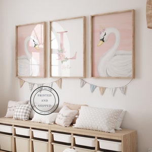 Impresión inicial floral del cisne / Impresión del nombre del bebé / Impresión del vivero del cisne / Arte de la pared del vivero / Decoración del bebé / Vivero del cisne / Arte de la pared del cisne / Conjunto de 3