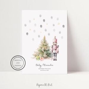 Puede incluir: Impresión en acuarela con un árbol de Navidad, un soldado de juguete rosa y puntos plateados y estrellas doradas cayendo. El texto dice "Baby Alexander, showered with love, 4th February 2022". Diseño para baby shower.