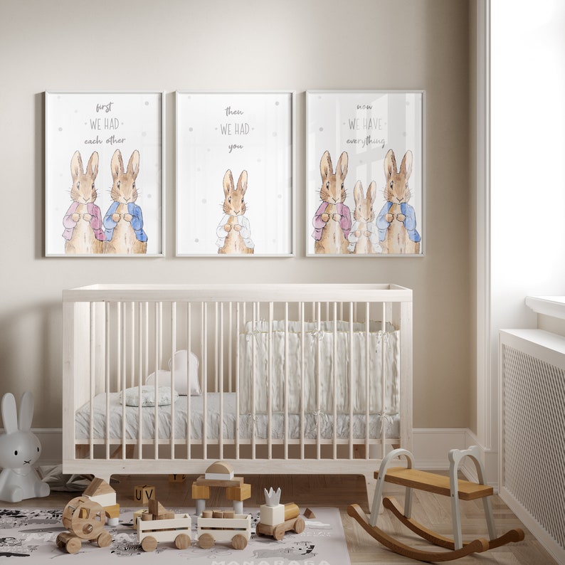 K&ouml;nnte beinhalten: Drei gerahmte Drucke mit Aquarell-Illustrationen von Peter Rabbit und seinen Geschwistern. Die Drucke zeigen den Text "first - we had - each other", "then - we had - you", und "now - we have - everything".