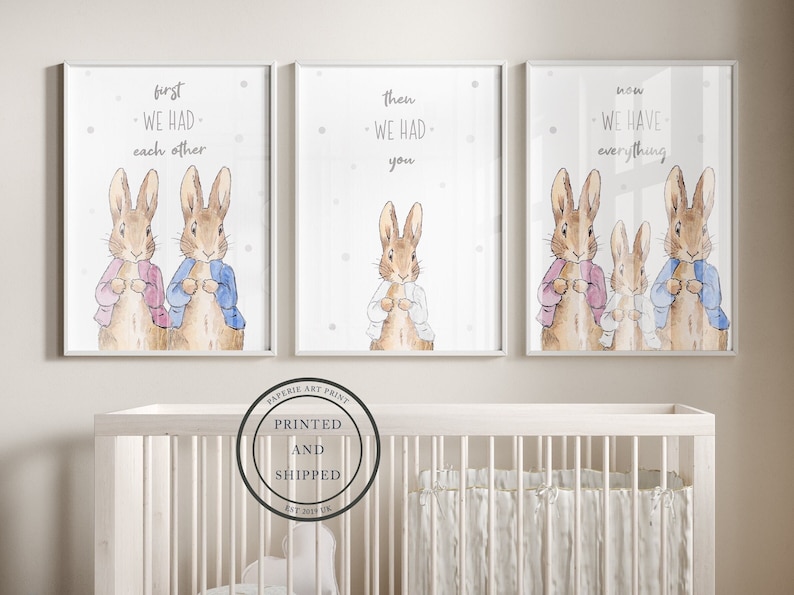 K&ouml;nnte beinhalten: Drei Aquarell-Illustrationen von Peter Rabbit und seiner Familie. Das erste Bild zeigt zwei Kaninchen mit dem Text "first -WE HAD- each other". Das zweite Bild zeigt ein Kaninchen mit dem Text "then - WE HAD- you". Das dritte Bild zeigt drei Kaninchen mit dem Text "now -WE HAVE- everything".