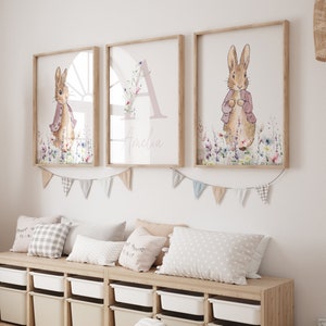 Peter Kanin Barnrumstavlor | Namntryck med bebisen | Barnrumsdekor med Flopsy Kanin | Väggkonst med blommotiv för barnkammaren | Babydekor | Beatrix Potter Set om 3 bild 3