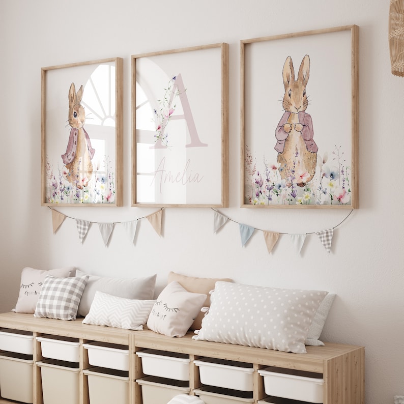 Peter Kanin Barnrumstavlor | Namntryck med bebisen | Barnrumsdekor med Flopsy Kanin | Väggkonst med blommotiv för barnkammaren | Babydekor | Beatrix Potter Set om 3 bild 3