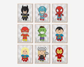 Op de afbeelding: Set van negen printbare superheldenillustraties met personages zoals Batman, Superman, Spiderman, Hulk en Flash. Elke illustratie is in cartoon-stijl met een grijze achtergrond en een stadsbeeld.