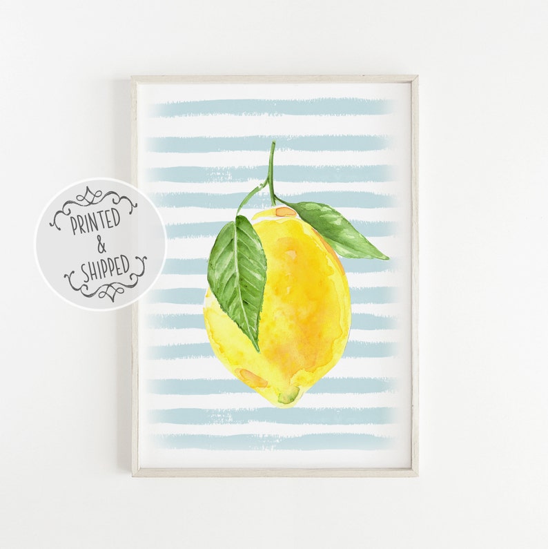 Puede incluir: Una pintura de acuarela de un lim&oacute;n amarillo con hojas verdes colgando de una rama sobre un fondo de rayas azules y blancas.