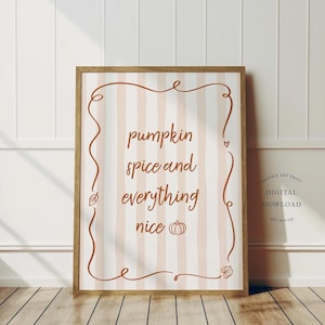 Peut inclure: Une affiche encadrée avec l'inscription "pumpkin spice and everything nice" dans une police décorative. Le fond présente des rayures verticales roses et blanches. Le cadre est de couleur marron clair.